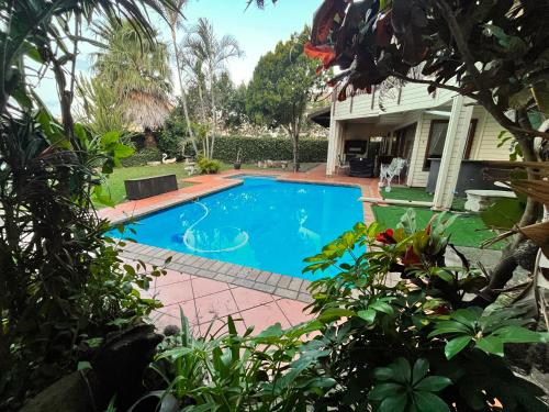 Kolam renang di atau dekat dengan The Wood House
