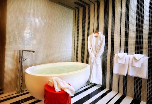 uma casa de banho com uma grande banheira e toalhas em Hilton Cleveland Downtown em Cleveland