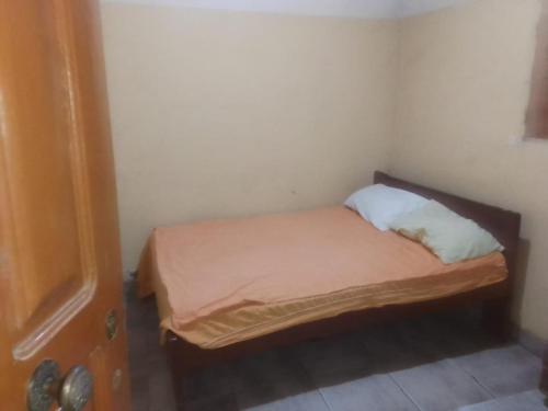 a small bedroom with a small bed in a room at Hospedaria Zac in Luanda