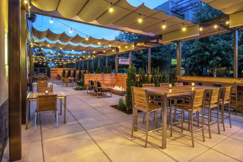 Hilton Vancouver Washington في فانكوفر: فناء في الهواء الطلق مع طاولات وكراسي وأضواء