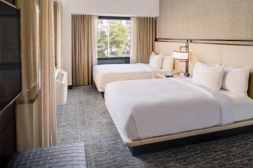 Habitación de hotel con 2 camas y ventana en DoubleTree by Hilton Hotel & Suites Jersey City, en Jersey City