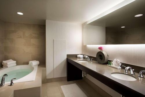 baño con 2 lavabos y espejo grande en Hilton Parc 55 San Francisco Union Square, en San Francisco