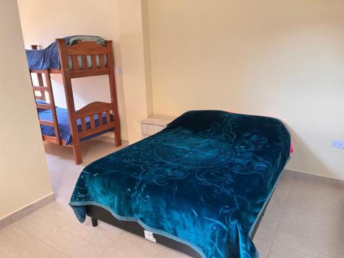 Un dormitorio con una manta azul en una cama en Dtos las brisas en La Banda