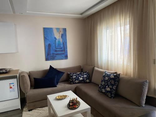 a living room with a couch and a table at Joli studio de charme à chaouen in Chefchaouen