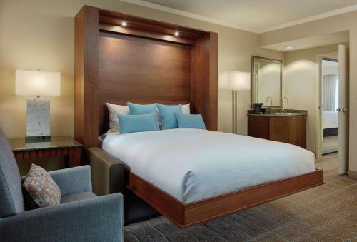 Embassy Suites by Hilton San Diego La Jollaにあるベッド