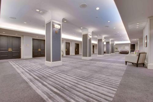 a large lobby with a couch and chairs in a building at Hilton Newark Airport in Elizabeth