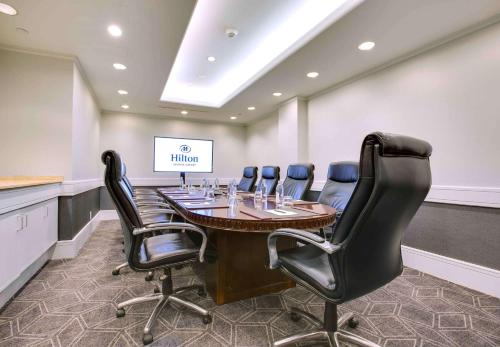 a conference room with a large table and chairs at Hilton Newark Airport in Elizabeth