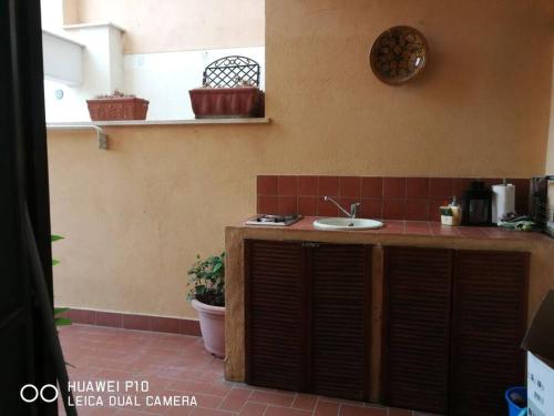 - une cuisine avec un évier et un comptoir dans l'établissement La Casa delle Ciliege, à Marcellina