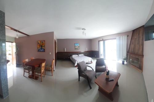 Sala de estar con cama y mesa en Auberge Valaisanne, en Santa Maria Madalena