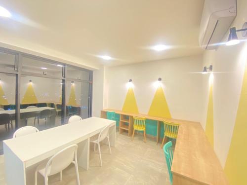 une salle à manger avec une table et des chaises blanches dans l'établissement Paradise Apartment, à San Salvador