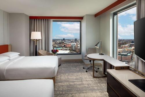 Postel nebo postele na pokoji v ubytování Hilton Columbus Downtown