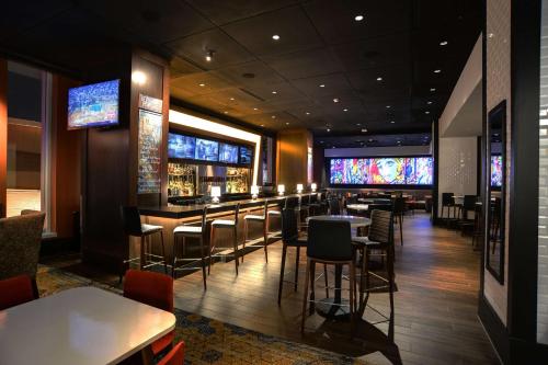 TV a/nebo společenská místnost v ubytování Hilton Columbus Downtown