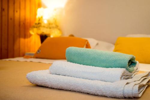 una pila de toallas sentadas en una cama en Split Accommodation, en Split