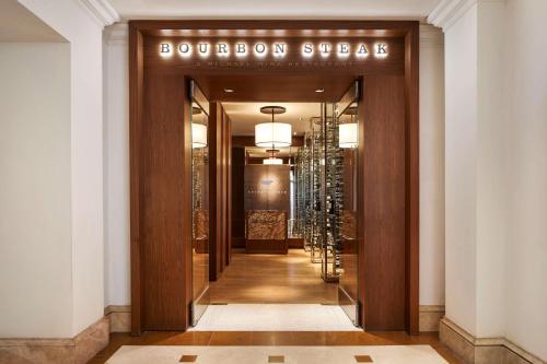 un pasillo con una puerta con un letrero que lee la calle Bourbon en Waldorf Astoria Monarch Beach Resort & Club, en Dana Point