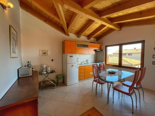eine Küche mit einem Tisch und Stühlen im Zimmer in der Unterkunft Valentina in Novigrad Istria