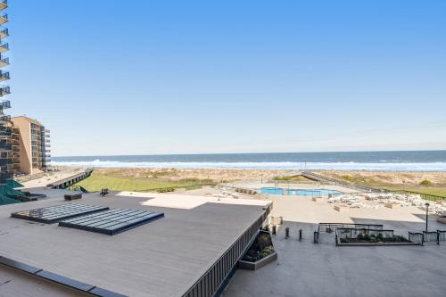- une vue sur la plage depuis le toit d'un bâtiment dans l'établissement Sea Colony Edgewater House V, à Bethany Beach