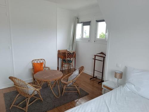 une pièce avec une table, des chaises et un lit dans l'établissement Villa Belle Vie à 30 mètres de la plage, à Ver-sur-Mer