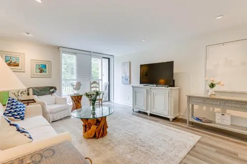 Walk to Pier & Golf: Heart of Harbour Town Condo photo 1