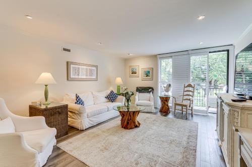 Walk to Pier & Golf: Heart of Harbour Town Condo photo 3