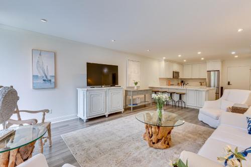 Walk to Pier & Golf: Heart of Harbour Town Condo photo 6