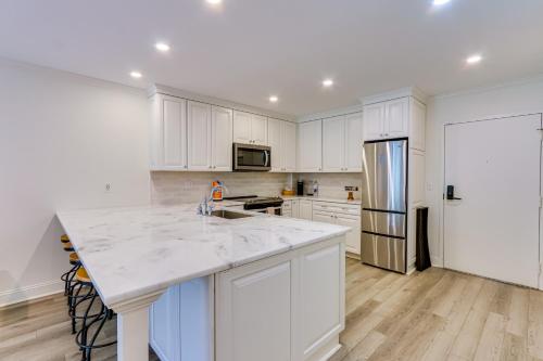 Walk to Pier & Golf: Heart of Harbour Town Condo photo 13