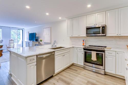 Walk to Pier & Golf: Heart of Harbour Town Condo photo 14