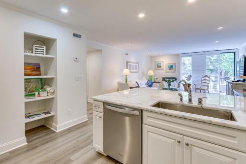Walk to Pier & Golf: Heart of Harbour Town Condo photo 15