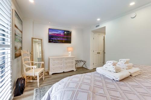 Walk to Pier & Golf: Heart of Harbour Town Condo photo 17