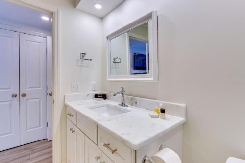 Walk to Pier & Golf: Heart of Harbour Town Condo photo 18
