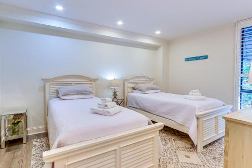 Walk to Pier & Golf: Heart of Harbour Town Condo photo 20