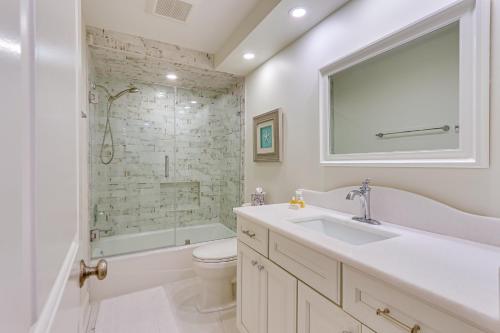 Walk to Pier & Golf: Heart of Harbour Town Condo photo 4