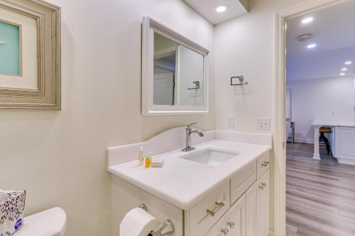 Walk to Pier & Golf: Heart of Harbour Town Condo photo 22