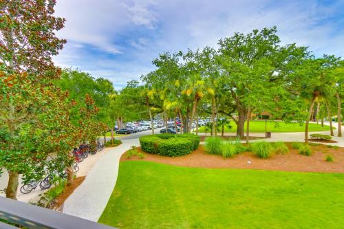 Walk to Pier & Golf: Heart of Harbour Town Condo photo 24