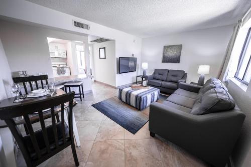 sala de estar con sofá y mesa en 214 Fully Furnished 1BR Suite-Outdoor Pool, en Scottsdale