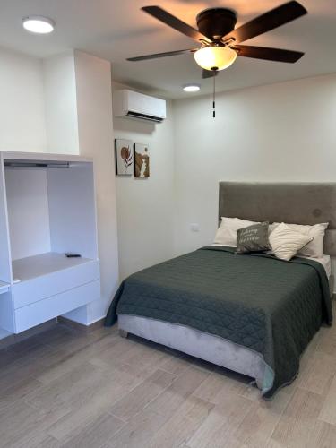 - une chambre avec un lit et un ventilateur de plafond dans l'établissement Casa Nórdica - Monterrey, à Monterrey
