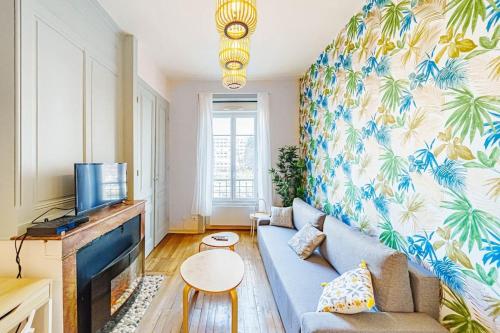 een woonkamer met een blauwe bank en een tv bij Le Tolstoï charmant 4 pers Villeurbanne in Villeurbanne