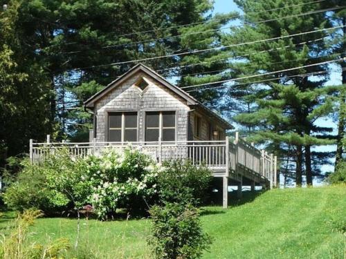 Photo de la galerie de l'établissement Rustic Lakefront Cottage Derby Paddles Lodge, à Derby Center