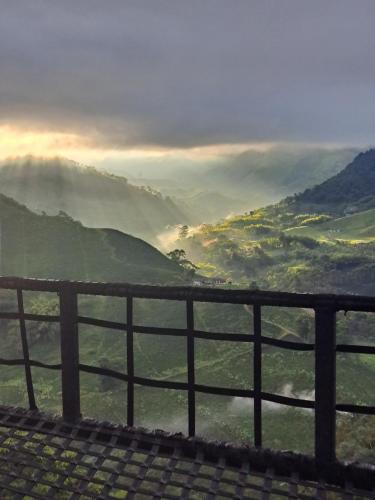 una valla con vistas a un valle de las montañas en Finca Campestre Villa del Campo, en Santa Rosa de Cabal