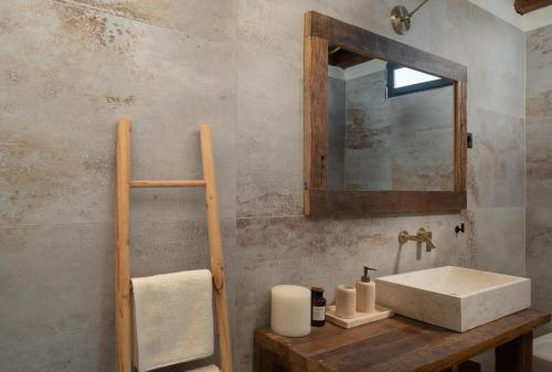 een badkamer met een wastafel en een spiegel bij Blacksmith's House - rental house with heated pool in Posedarje