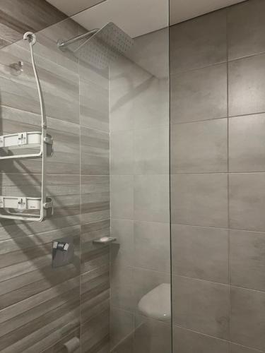 a bathroom with a glass shower with a toilet at Bello y lujoso apartamento central in Bogotá