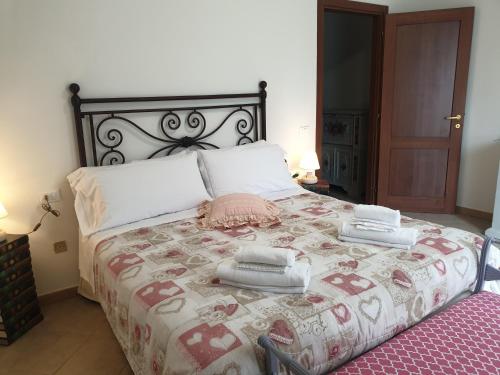 ein Schlafzimmer mit einem großen Bett mit zwei Handtüchern darauf in der Unterkunft Appartamento I Tulipani. Camera I Tulipani Rossi in Barberino di Mugello