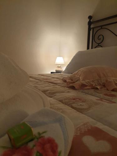 ein Schlafzimmer mit einem Bett mit einer Lampe in der Unterkunft Appartamento I Tulipani. Camera I Tulipani Rossi in Barberino di Mugello