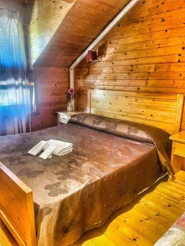 una camera con un letto in una cabina di legno di La stazione di posta a Cantiano