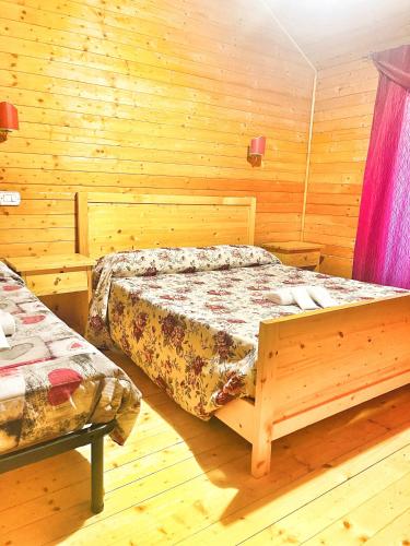 una camera con 2 letti in una cabina di legno di La stazione di posta a Cantiano