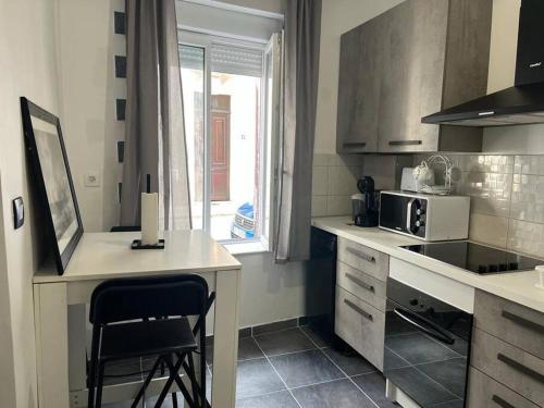 La cuisine est équipée d'un comptoir, d'un évier et d'un four micro-ondes. dans l'établissement suite totem, à Lyon