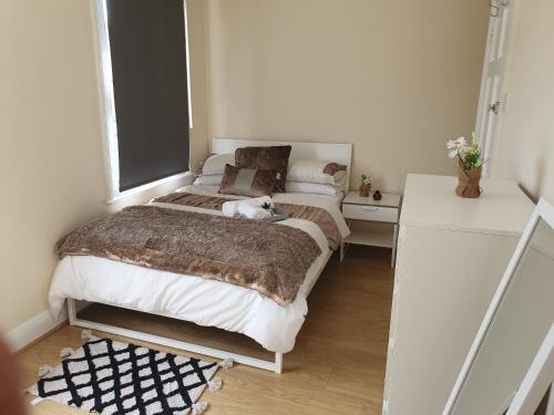 Cozy bedroom C في لندن: غرفة نوم عليها سرير محشوة