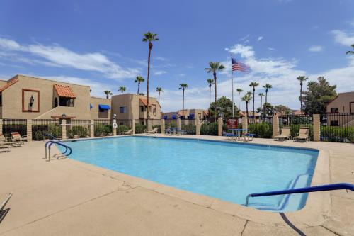 The swimming pool at or close to Las Vegas Townhome with Community Pool and Hot Tubs!