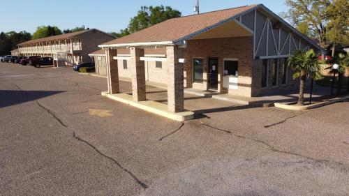 a building on the side of a street at Countryside Inn in Malakoff