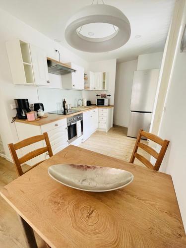 a kitchen with a wooden table with a plate on it at FILMAP- charmante Kreuzgewölbe-Whg im Herzen der Altstadt-Ideal für Paare & Geschäftsreisende in Görlitz