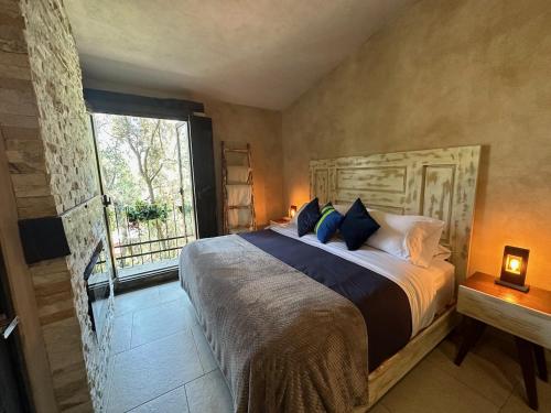 - une chambre avec un grand lit et une fenêtre dans l'établissement L’Appuntamento en Val'Quirico, à Santeagueda
